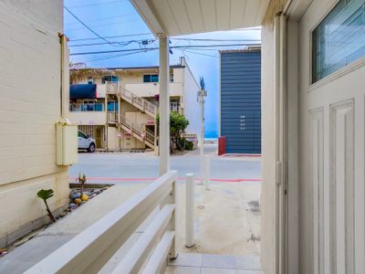 Mission Beach home for 10 steps to the beach