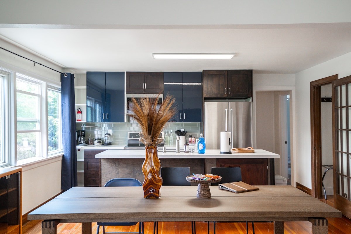 Stylish 3B2B home w/AC in Central Ballard gallery image 4