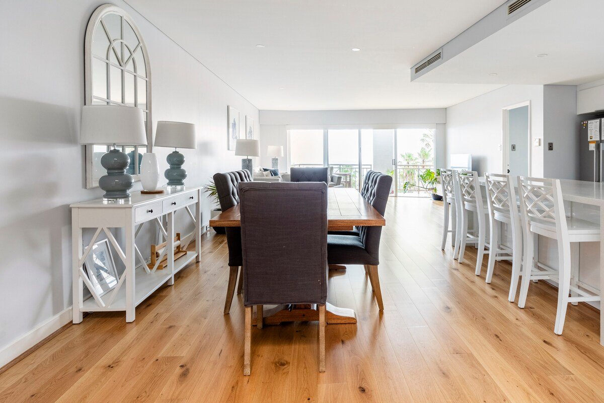 Apartment M603 – luxury beachfront, ocean views! gallery image 3