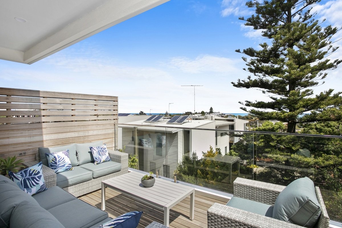 Beachside Living with Sea Views at The Pines gallery image 4