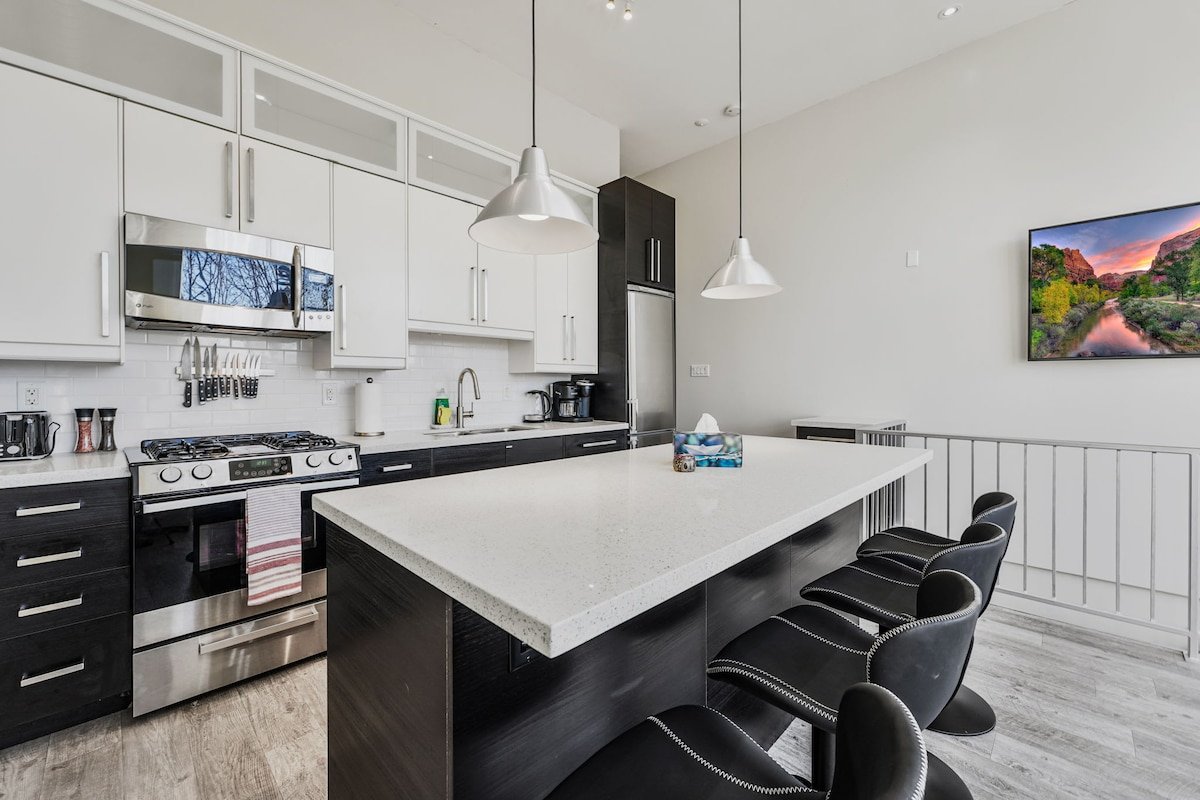 Downtown Modern Loft – 2 Car Parking & Terrace! gallery image 3