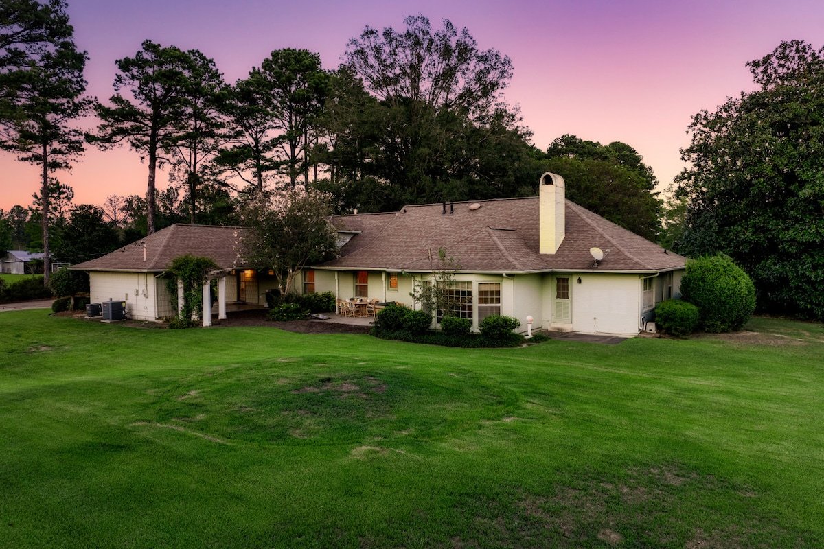 The Howell House: 5BR Countryside Retreat gallery image 3