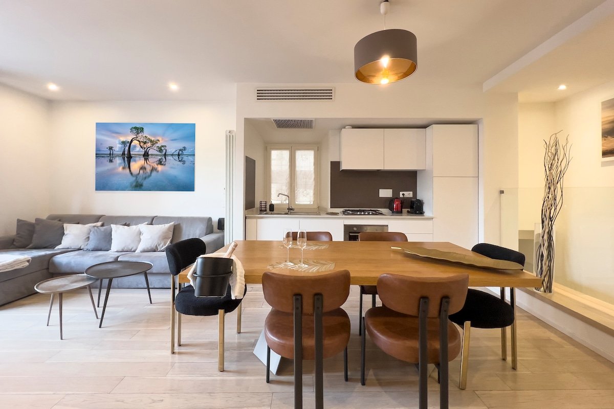 Spanish Steps Luxury Apartment in Spanish Square gallery image 3