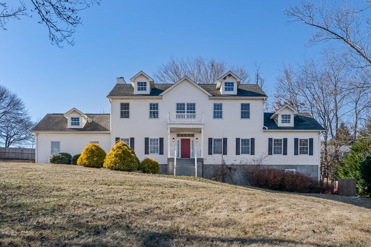 8 min to Downtown • 6000 SF • Sauna • Hot Tub