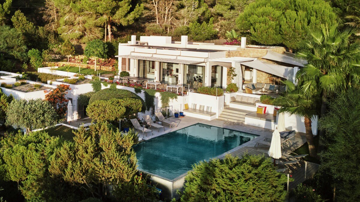 Luxury-Heated Infinity Pool-Retreat-Sunset gallery image 2