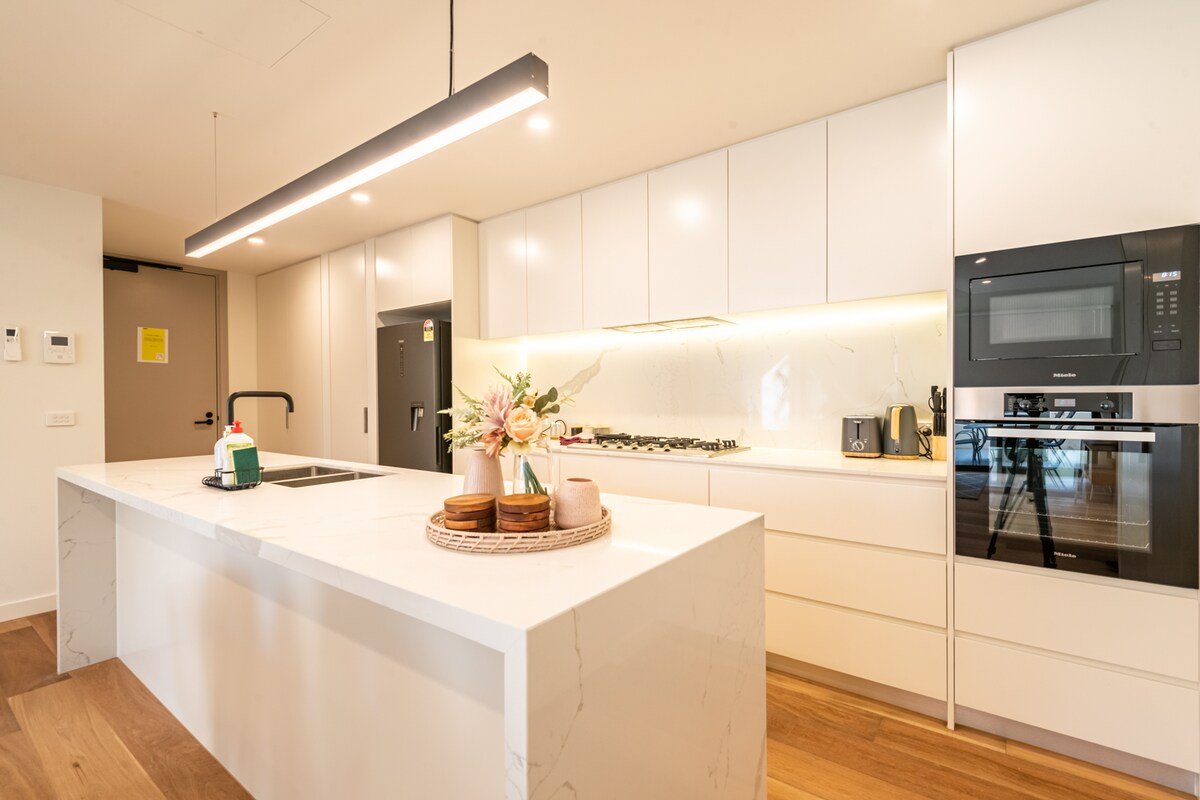 Cozy 4BR Getaway w/ Parking – 600m to Chadstone! gallery image 3