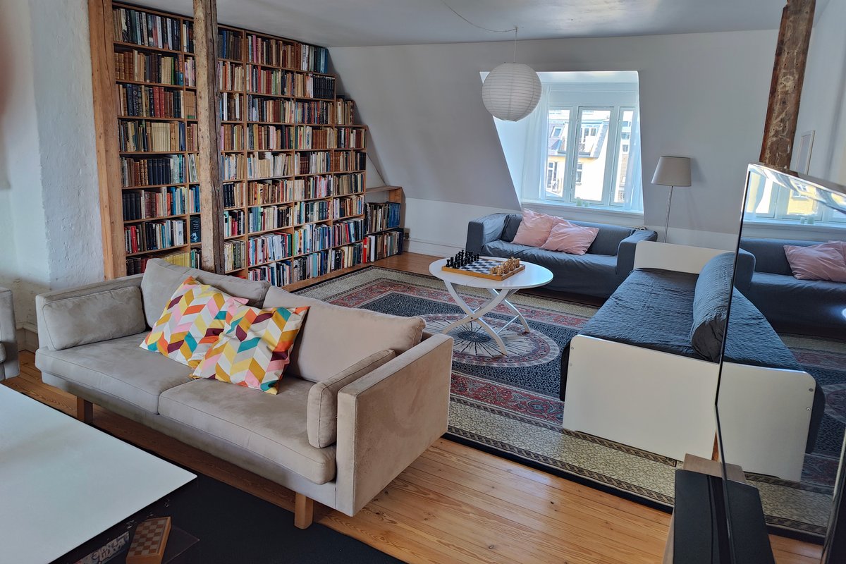 Stor, charmerende og central lejlighed