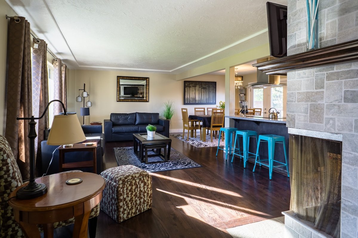 Modern Home – KING BED – 15 Minutes to Everything gallery image 2