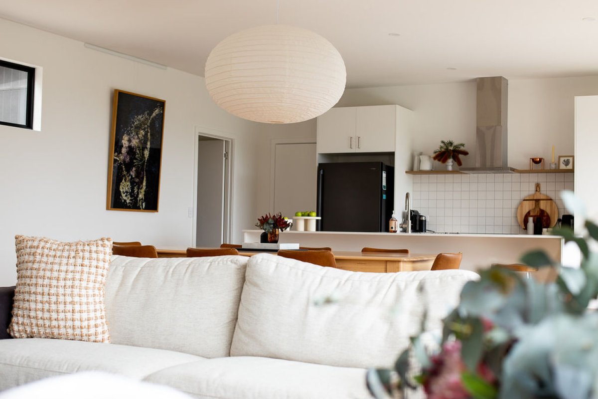 White Beach Retreat – Luxe Water Views