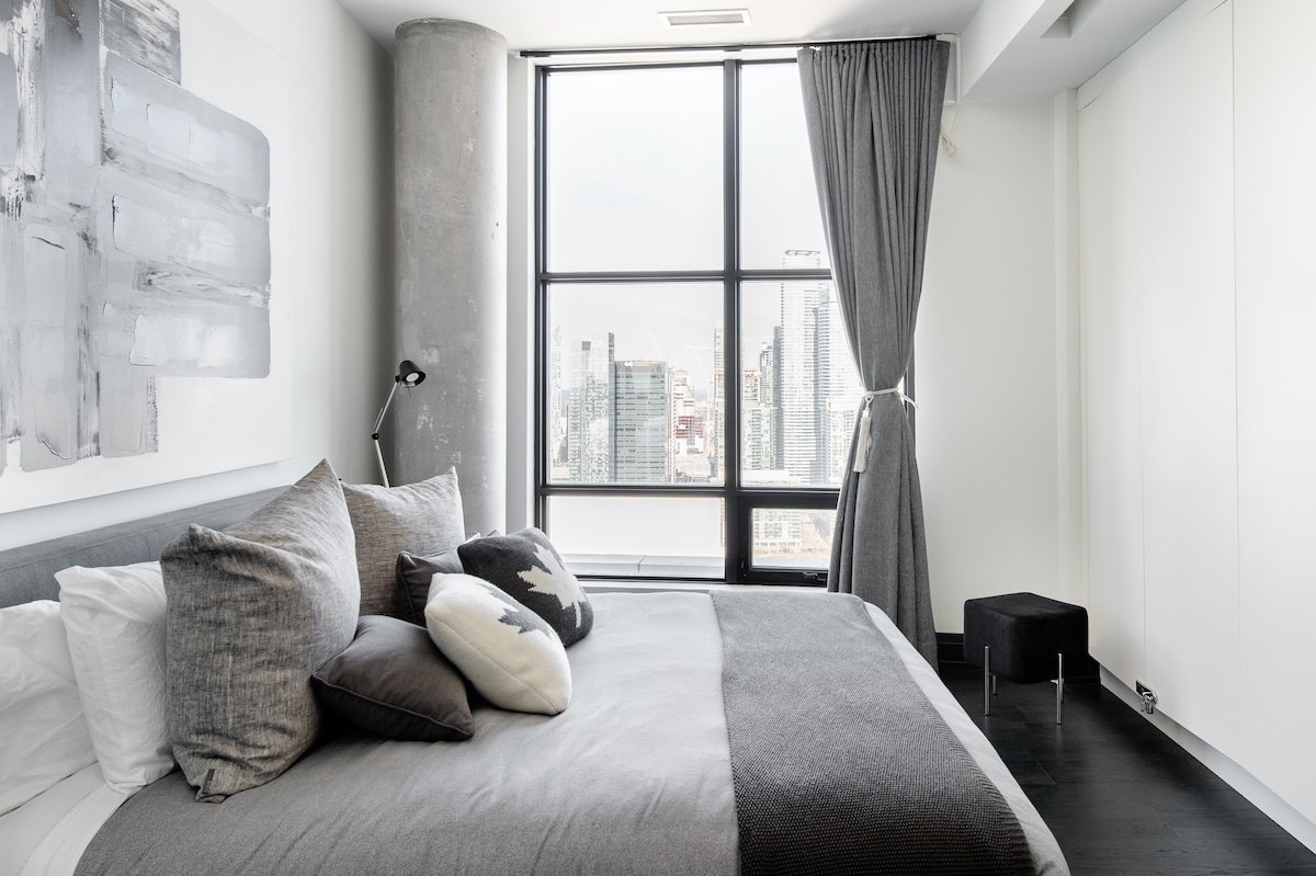 Corner Penthouse with Skyline and Lake View! gallery image 5