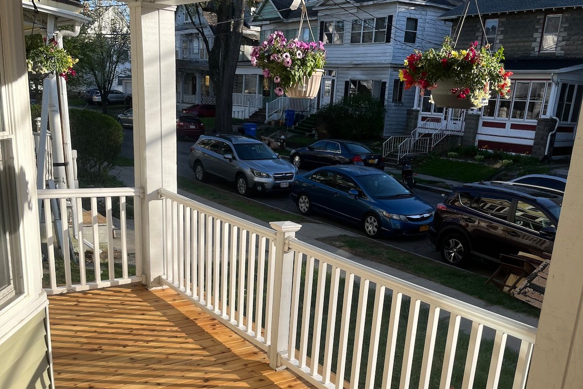 Beautiful 5 bedrm , 3.5 bathroom, private parking gallery image 4