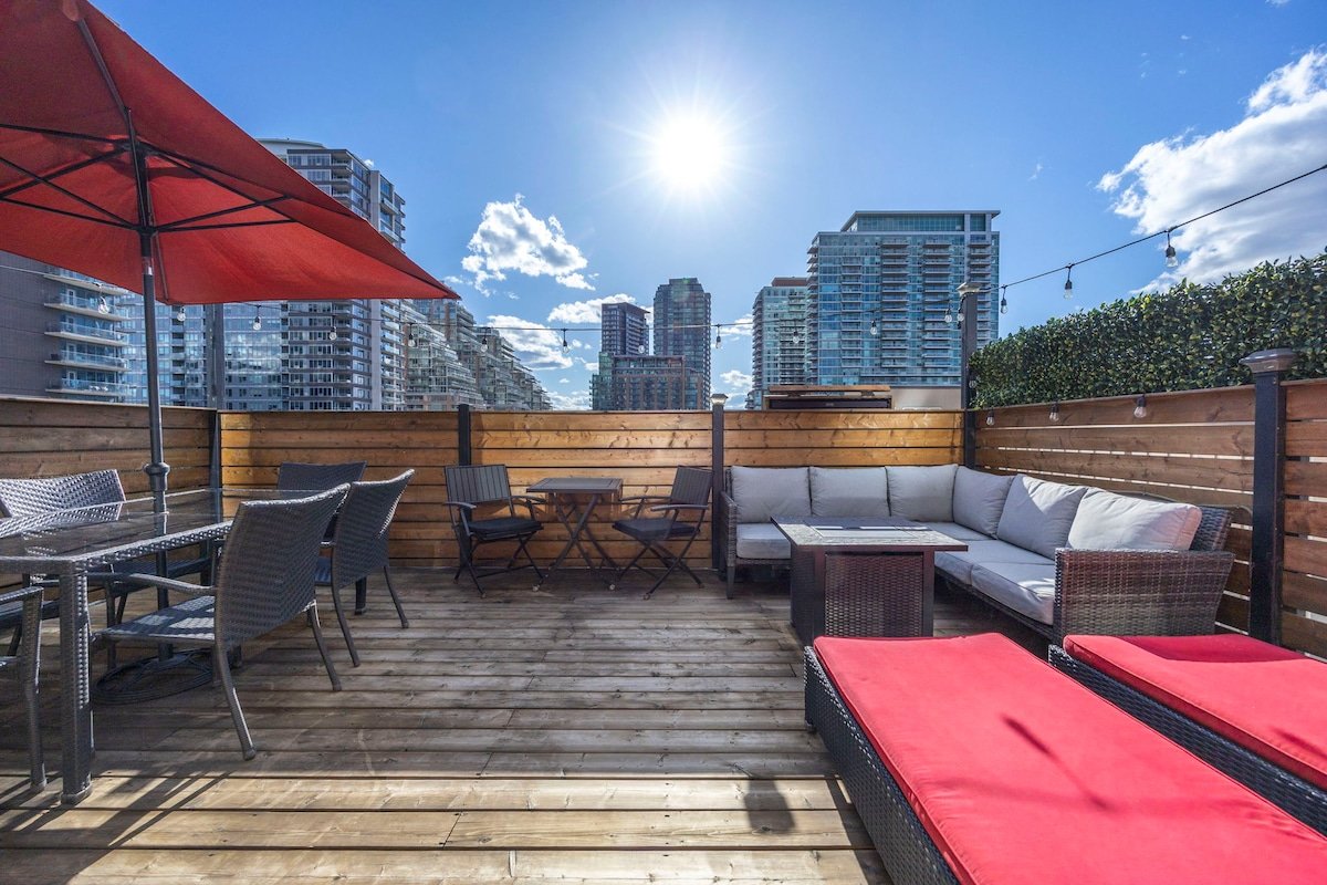 Sun Filled Cozy Downtown Toronto Townhome +Parking gallery image 2