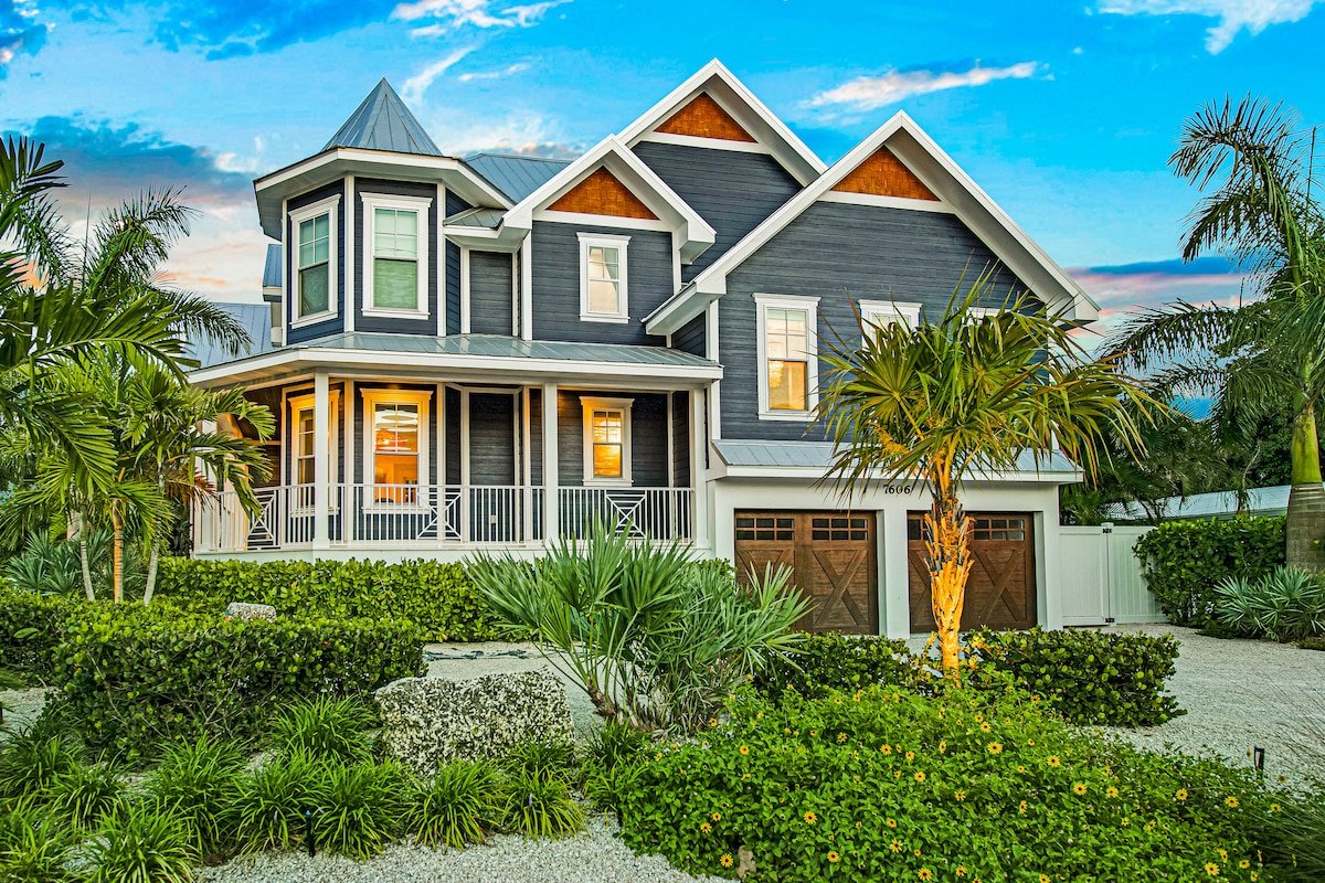 Island home with Pool and swim-up bar! Best