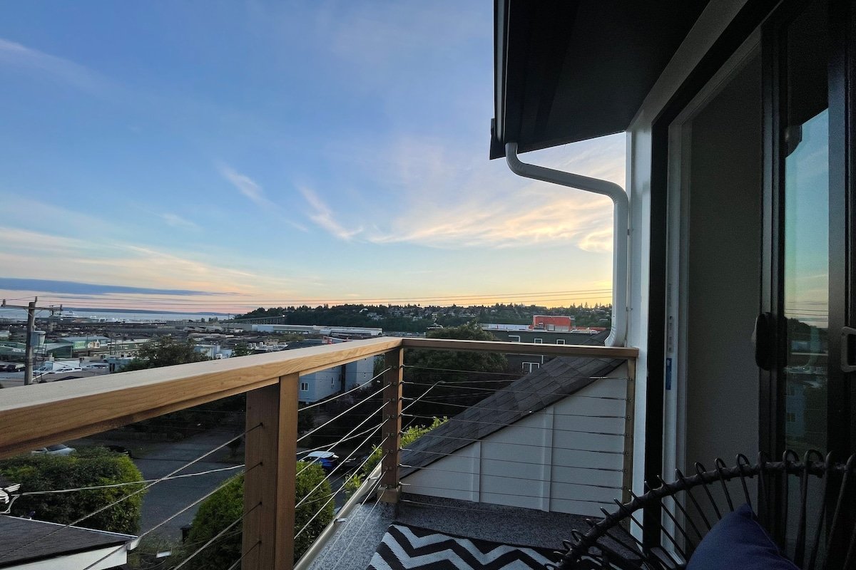 Scenic Elliott Bay/Sunset VIEWS-Queen Anne Retreat gallery image 4
