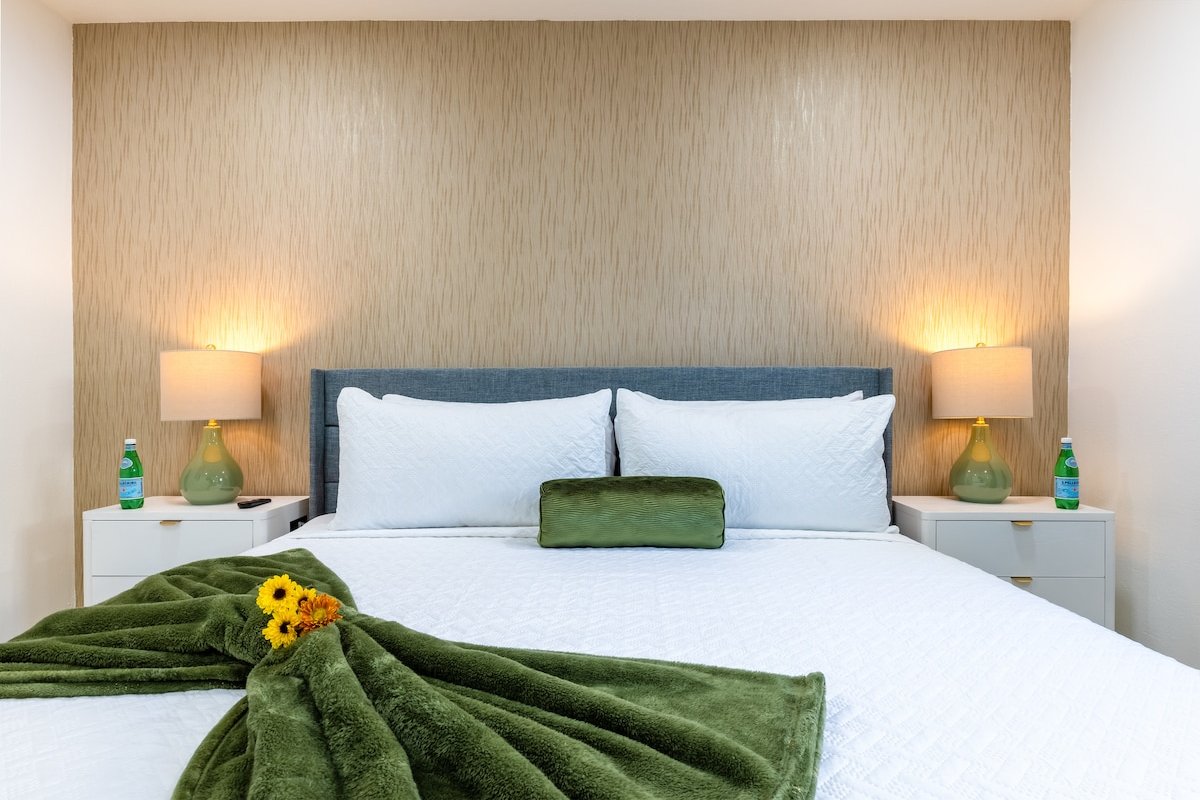 Majestic Lakeview Villa | Heated pool | kayak |BBQ gallery image 4