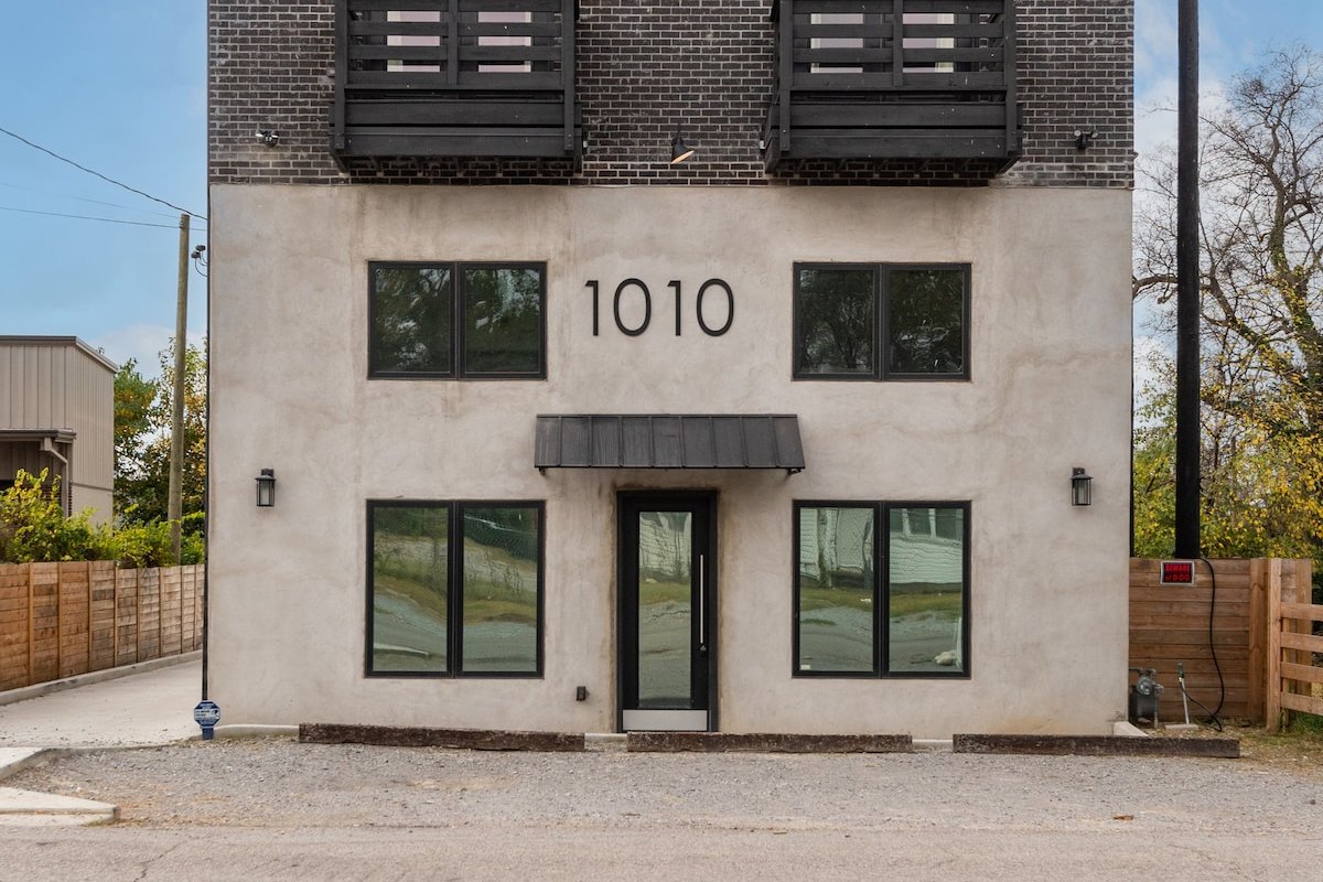 Karaoke Dreams | Entire Building | 2 Mi to BRDWY gallery image 3