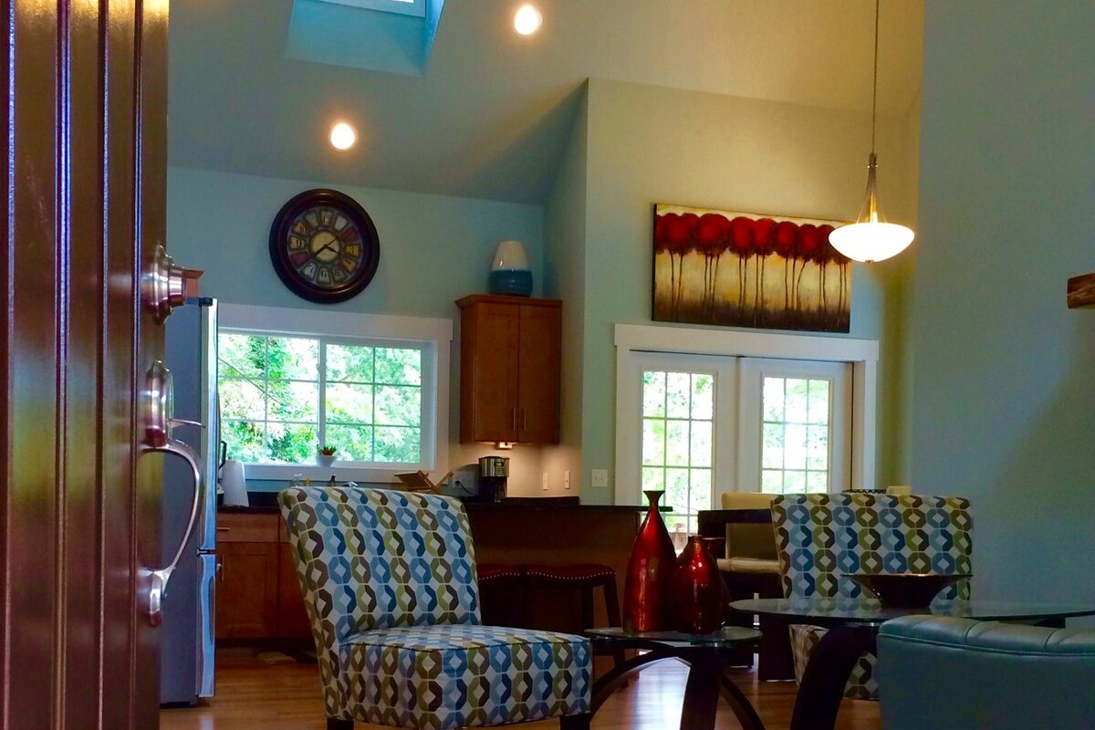 Montford Manor-Home Away From Home / Near downtown gallery image 3