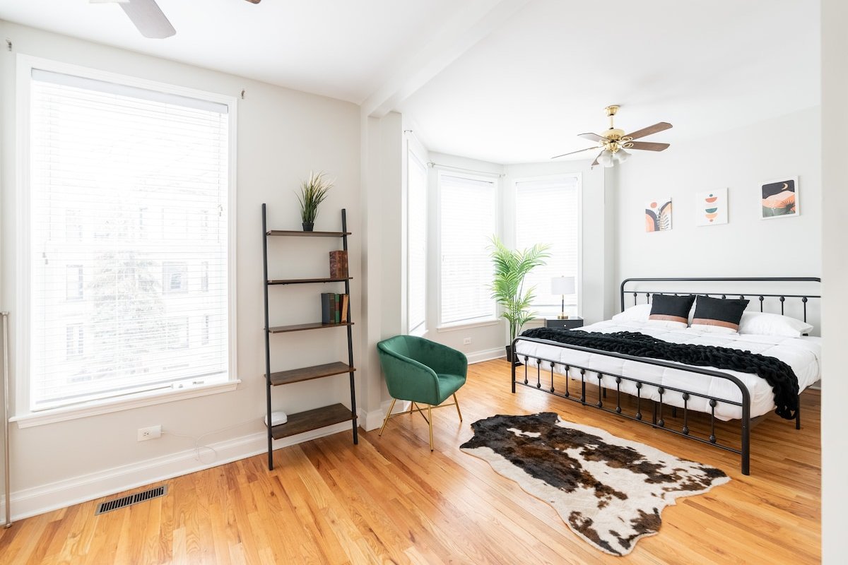 Entire Cubby Blue House – Wrigley ~Free Parking gallery image 4