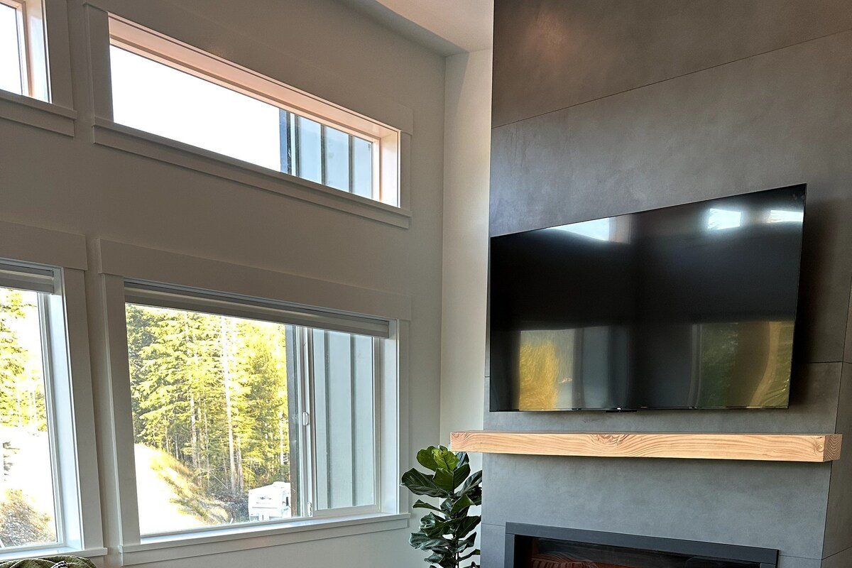 Beachview Retreats – Suite A + B w/ Hot tub & View gallery image 4