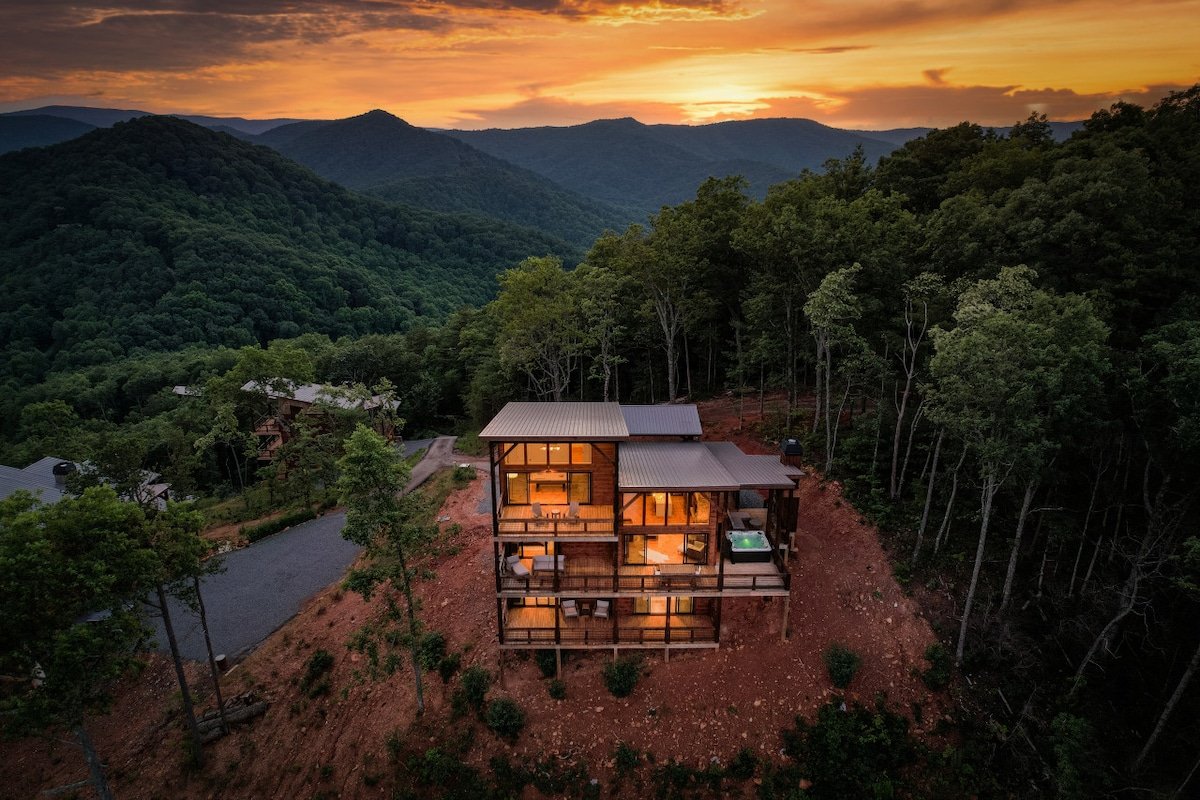 Luxury Mtn Cabin • Hot Tub & Views • Sleeps 14