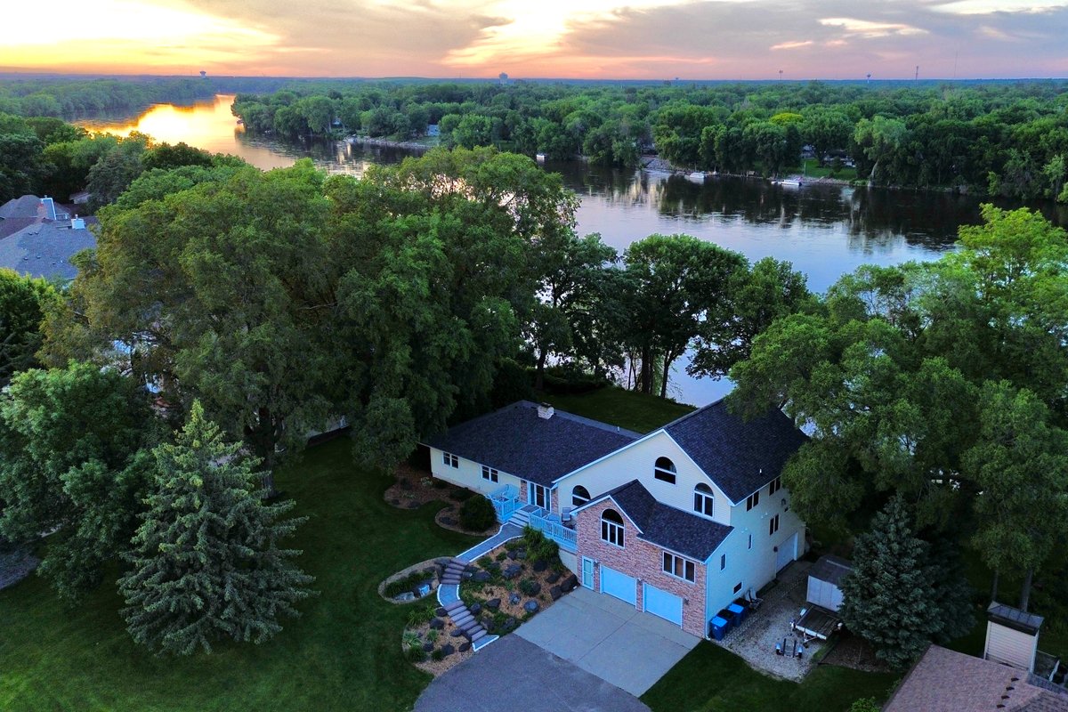 Manor on the River, 5,000 SQFT, Hot Tub & Kayaks