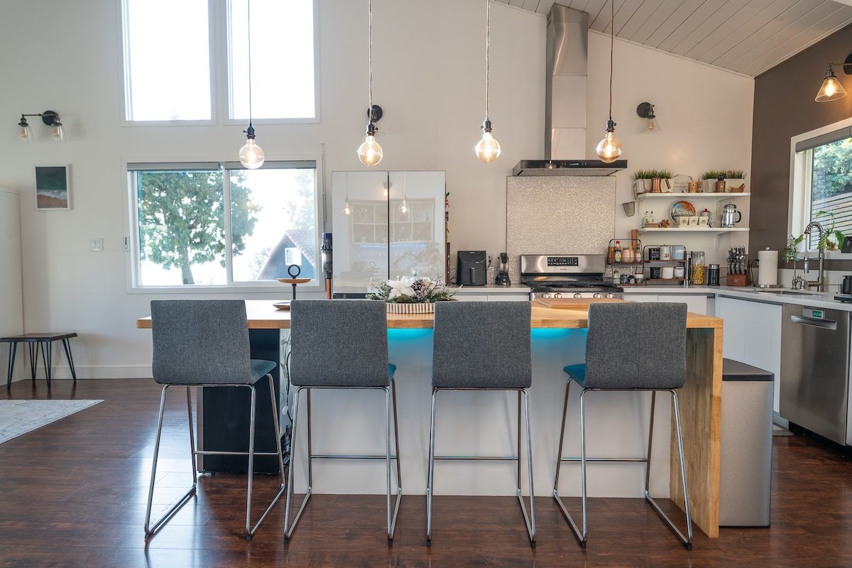 Stunning Modern Home with Amazing Views of Valley gallery image 3