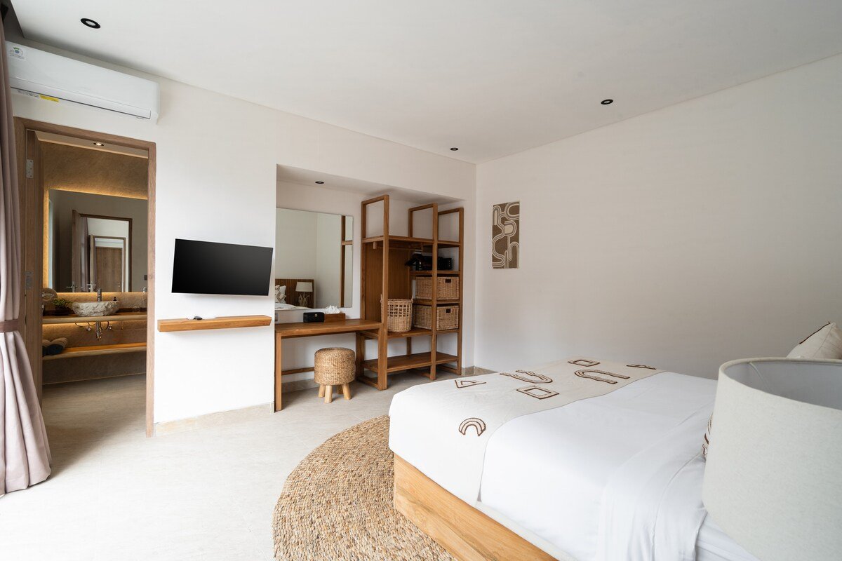 Villa Asmara : 4BR Retreat w/ Pool & Sunken Lounge gallery image 4