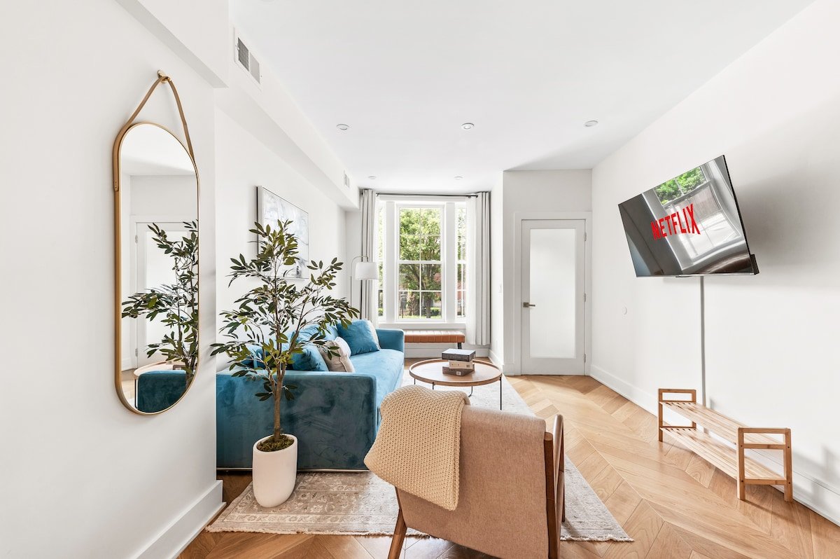 3 LEVEL LUX Townhome | 10 Mins Drive to PATH gallery image 4