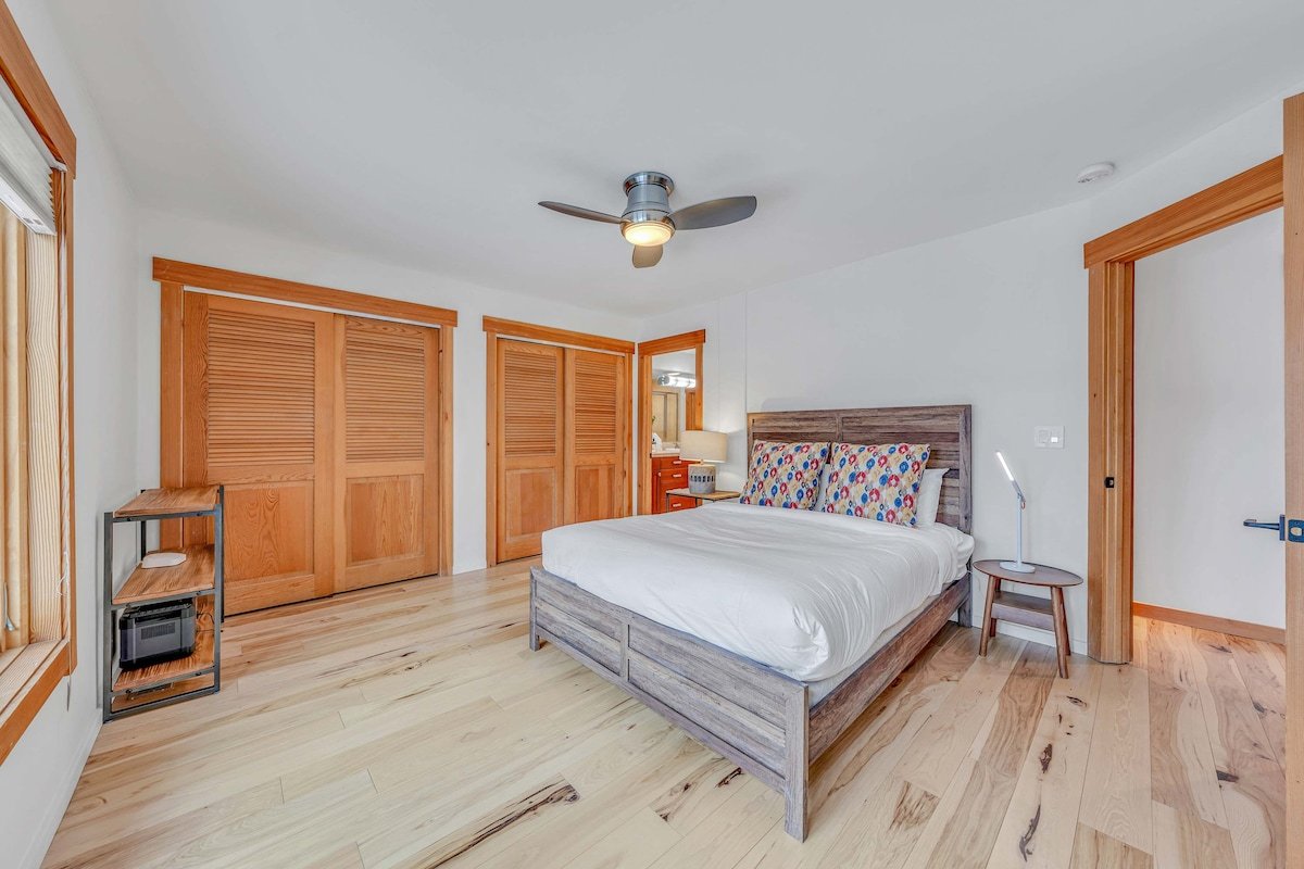 Stunning Mountain Gem with Hot Tub Near Palisades gallery image 2