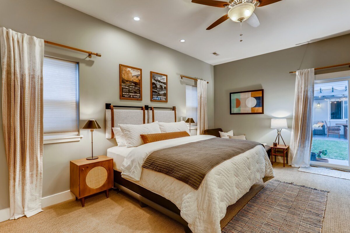 Mid-Mod w/awesome backyard, 1blk to Shops/Eateries gallery image 5