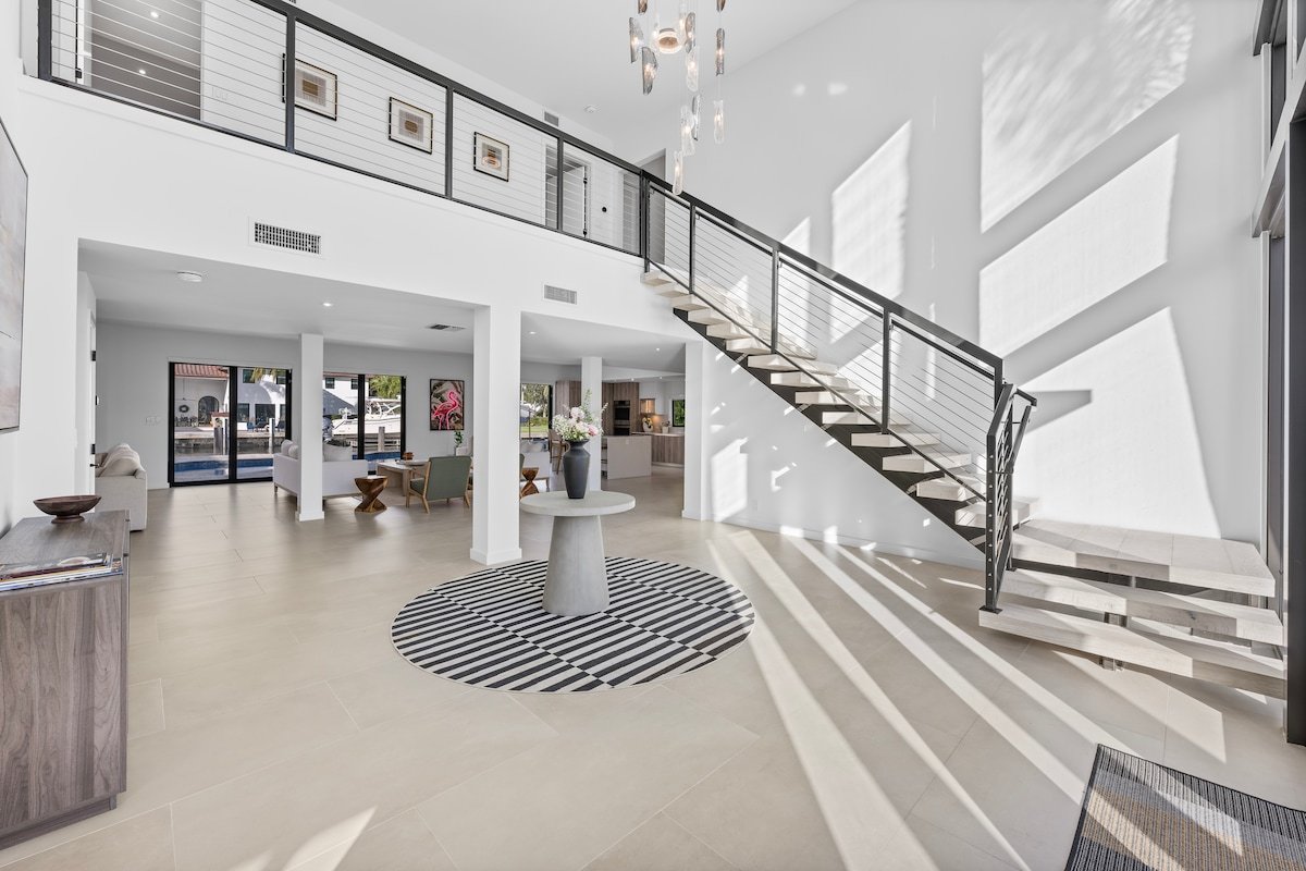 Stunning Luxury Home with Modern Elegance gallery image 3