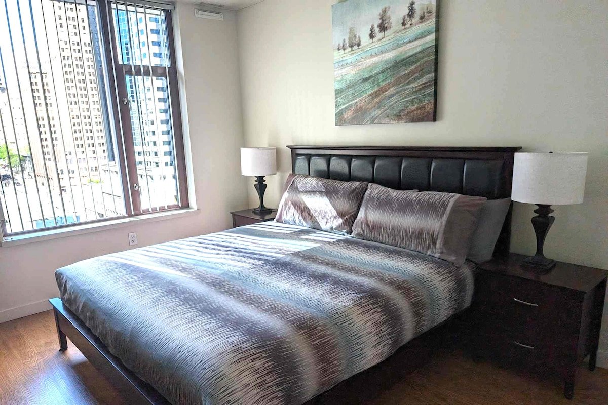 Harbor Steps-Best Spot Downtown! gallery image 5