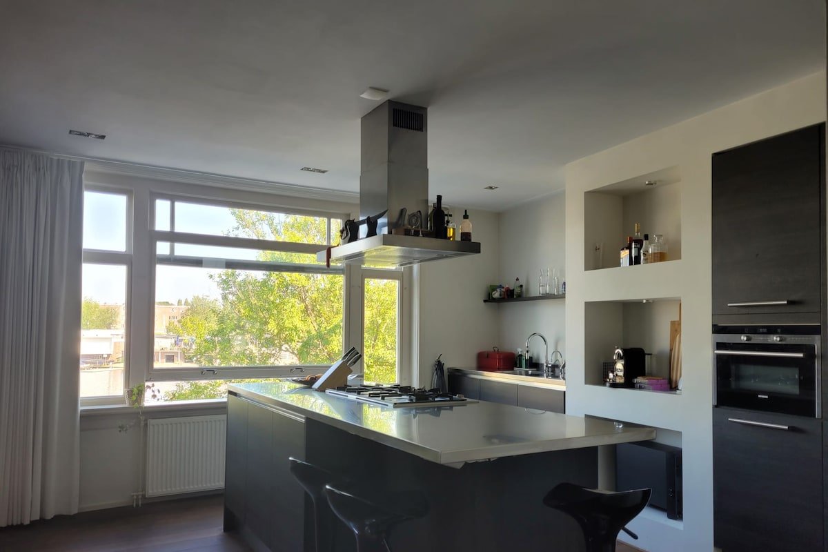 Waterfront apartment with stunning sunset view gallery image 3