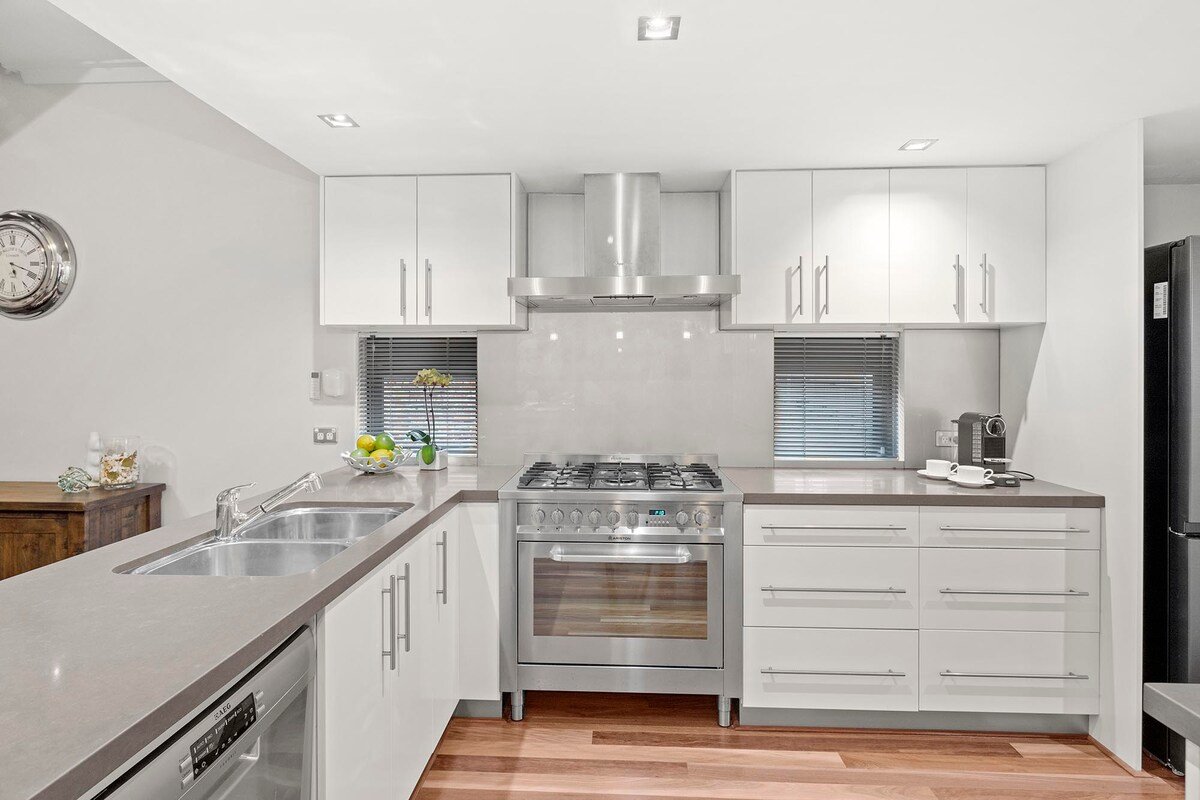 On the city doorstep! – A rare stand-alone house! gallery image 5