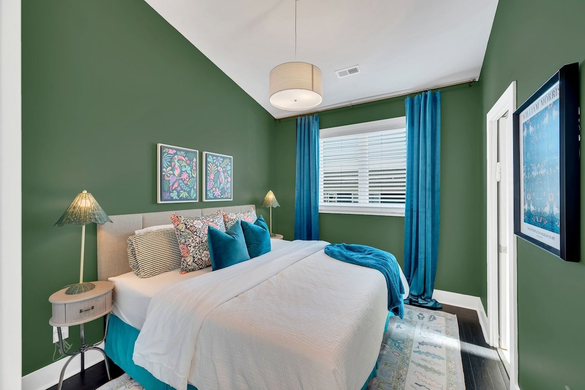 Walkable, Elegant Downtown Home – Skyline Views! gallery image 3