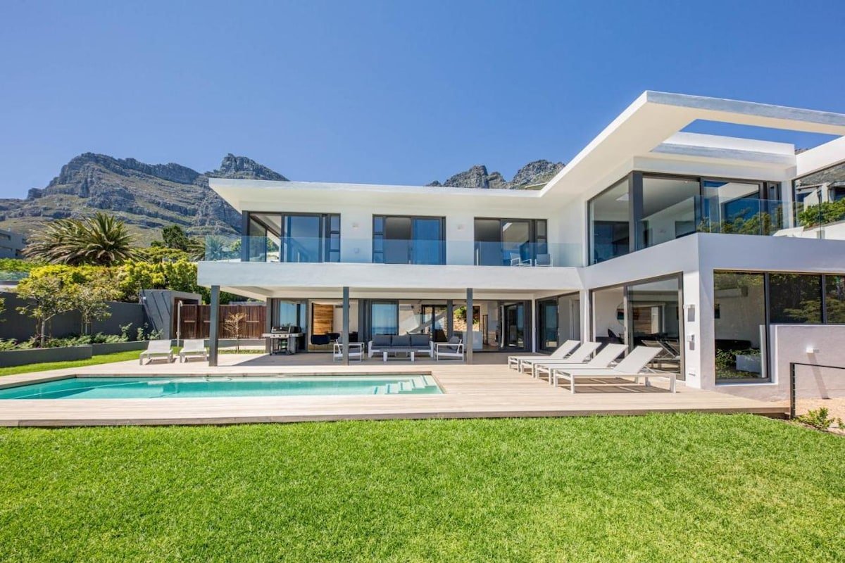 Spectacular 6-Bedroom Oasis in Camps Bay gallery image 2