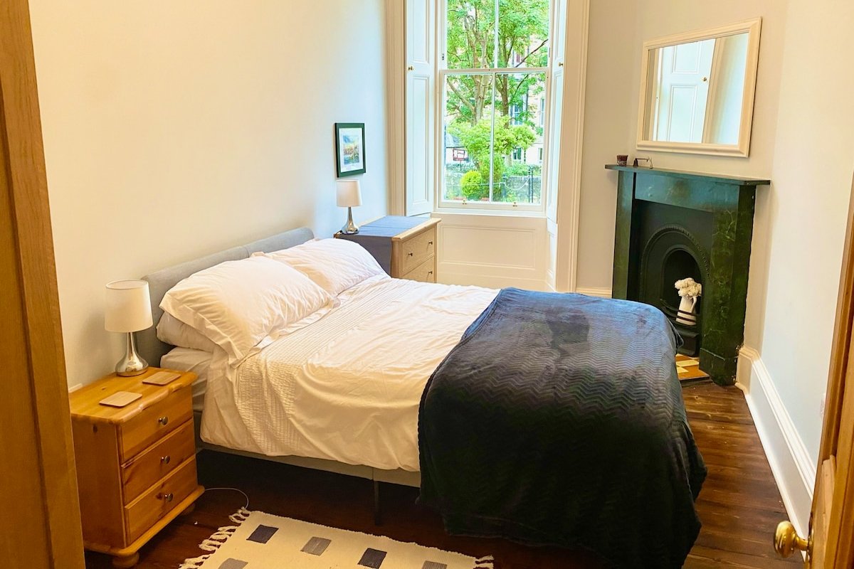 Stylish 3 bed 2 bath Meadows main door garden apt gallery image 5