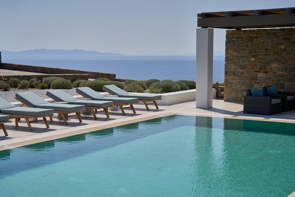 Luxury Villa Sapphire | 8′ to Town |near CavoTagoo gallery image 4