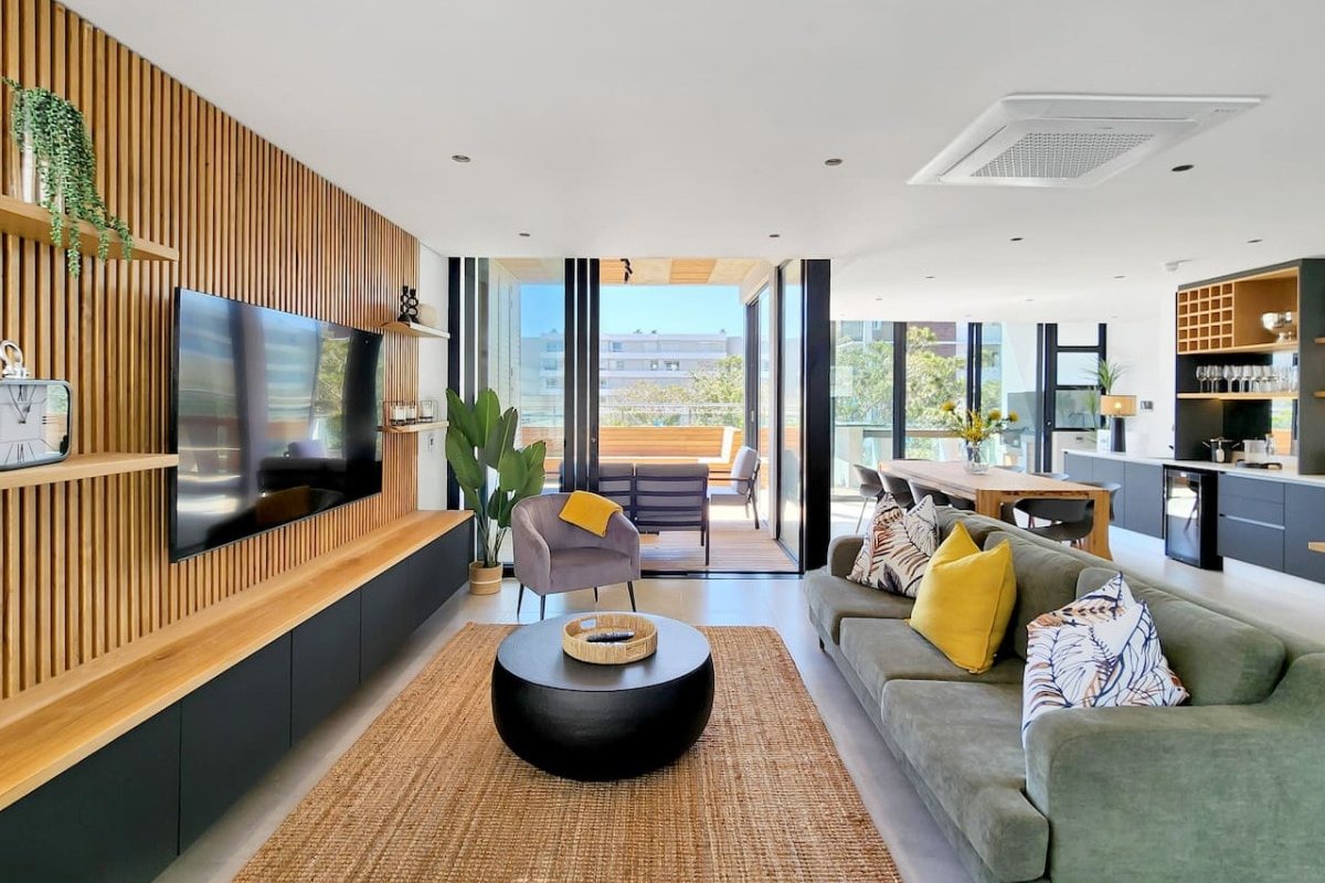 Spacious Duplex Penthouse Easy Walk to The Prom gallery image 3