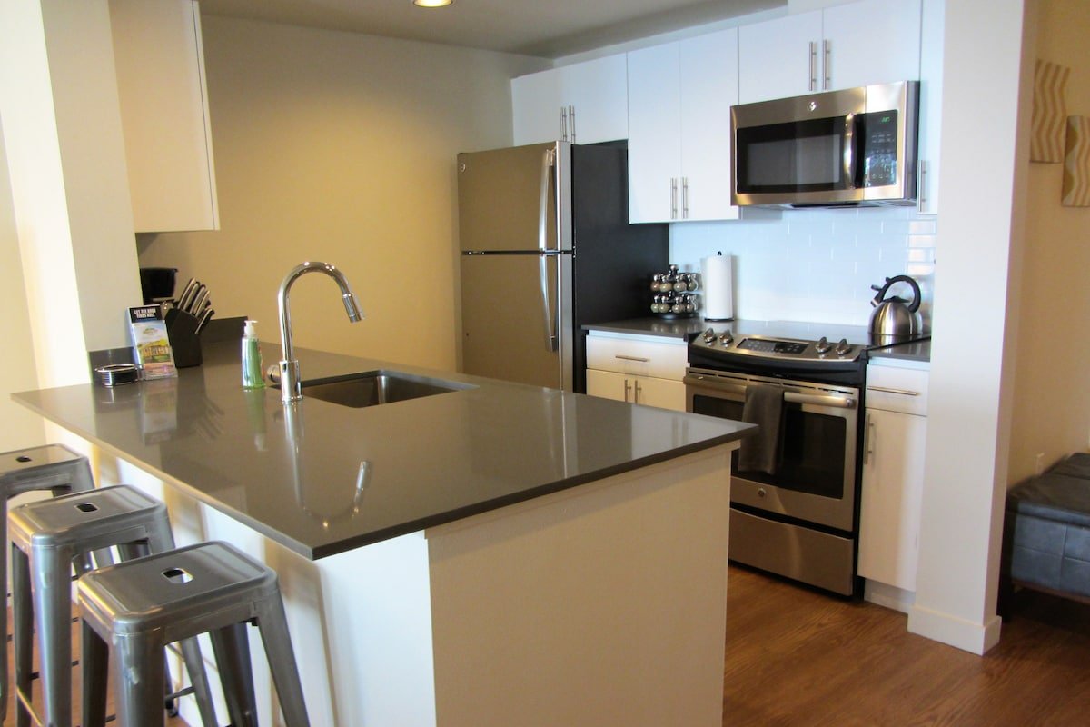 Harbor Steps 16th fl Huge Unit ~ Great Water Views gallery image 5