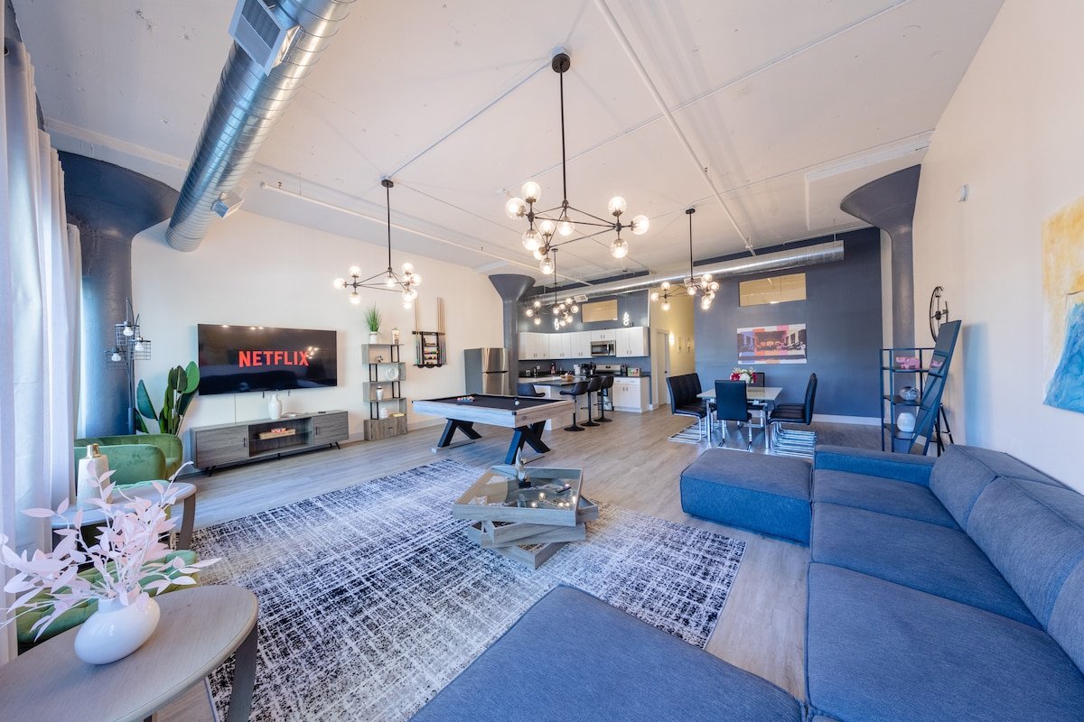 Group-Friendly 5BR Suite Near McCormick |Sleeps 12 gallery image 2