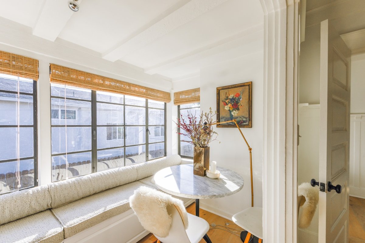 Spacious Designer Silver Lake 3/2 Craftsman Home gallery image 4