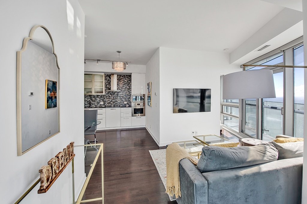 2 Bedroom CN Tower Boutique Condominium w Parking gallery image 5