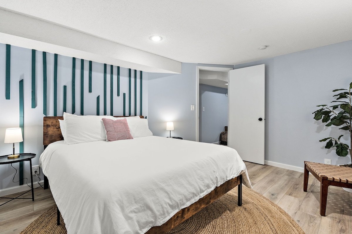 Sleek Scandi 4BR|Free Parking gallery image 5