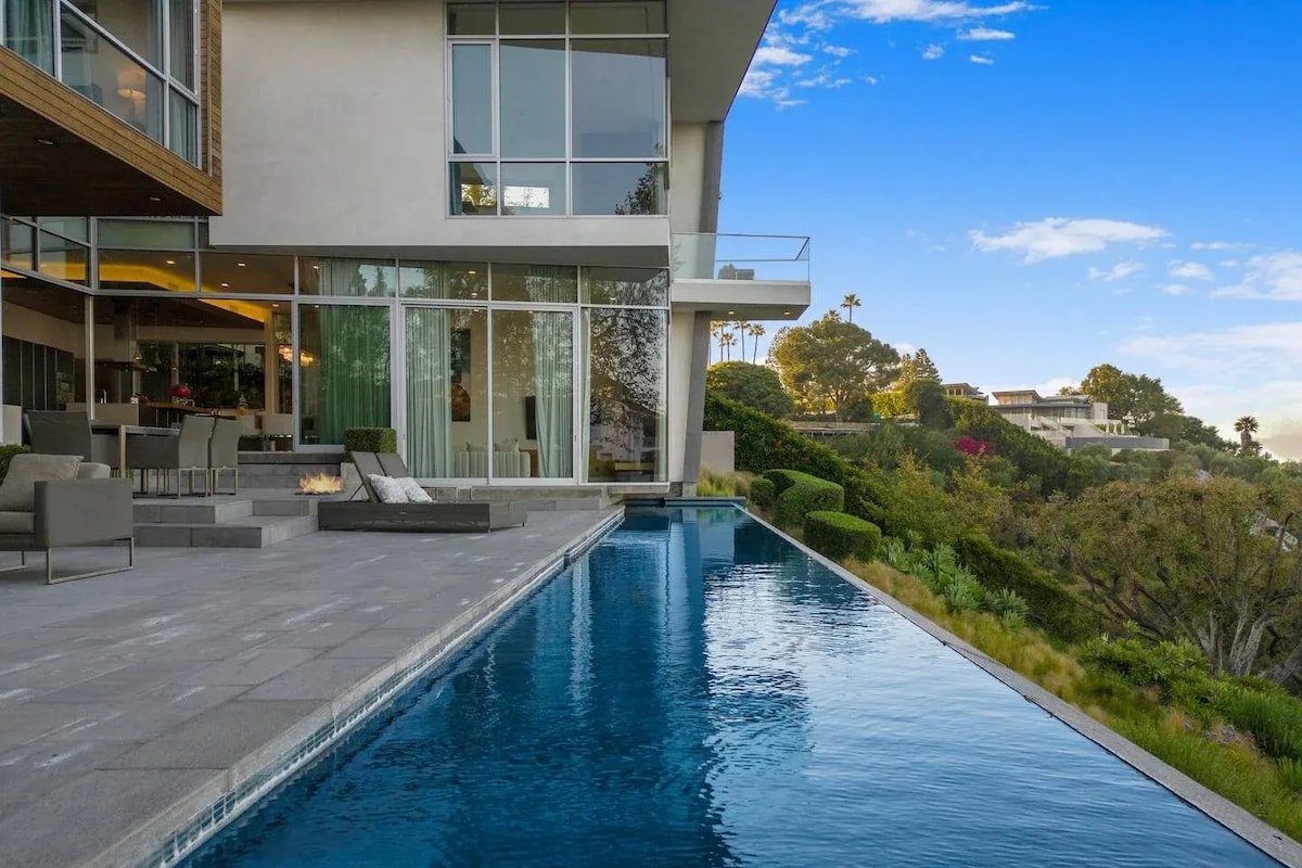 Bel Air Luxe w/ Lake View & Pool gallery image 3