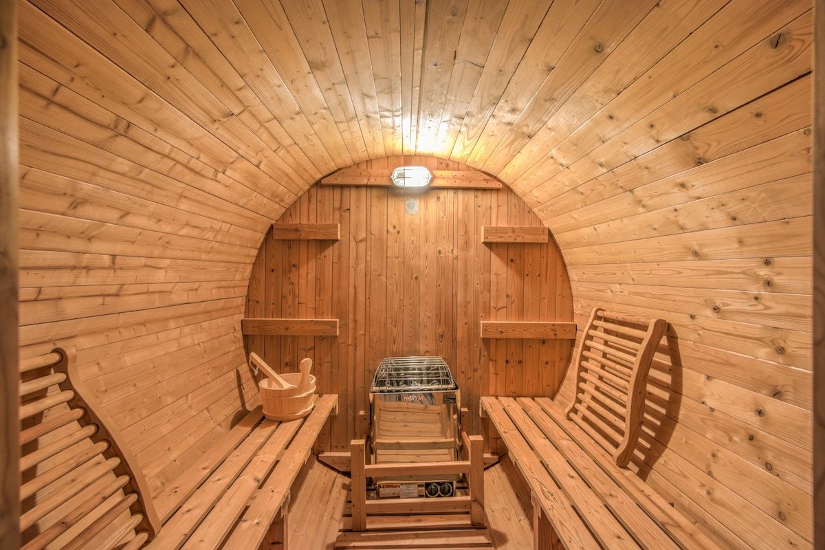 Oasis near STRIP Lap Pool, Spa, Sauna, Deck, Poker gallery image 4