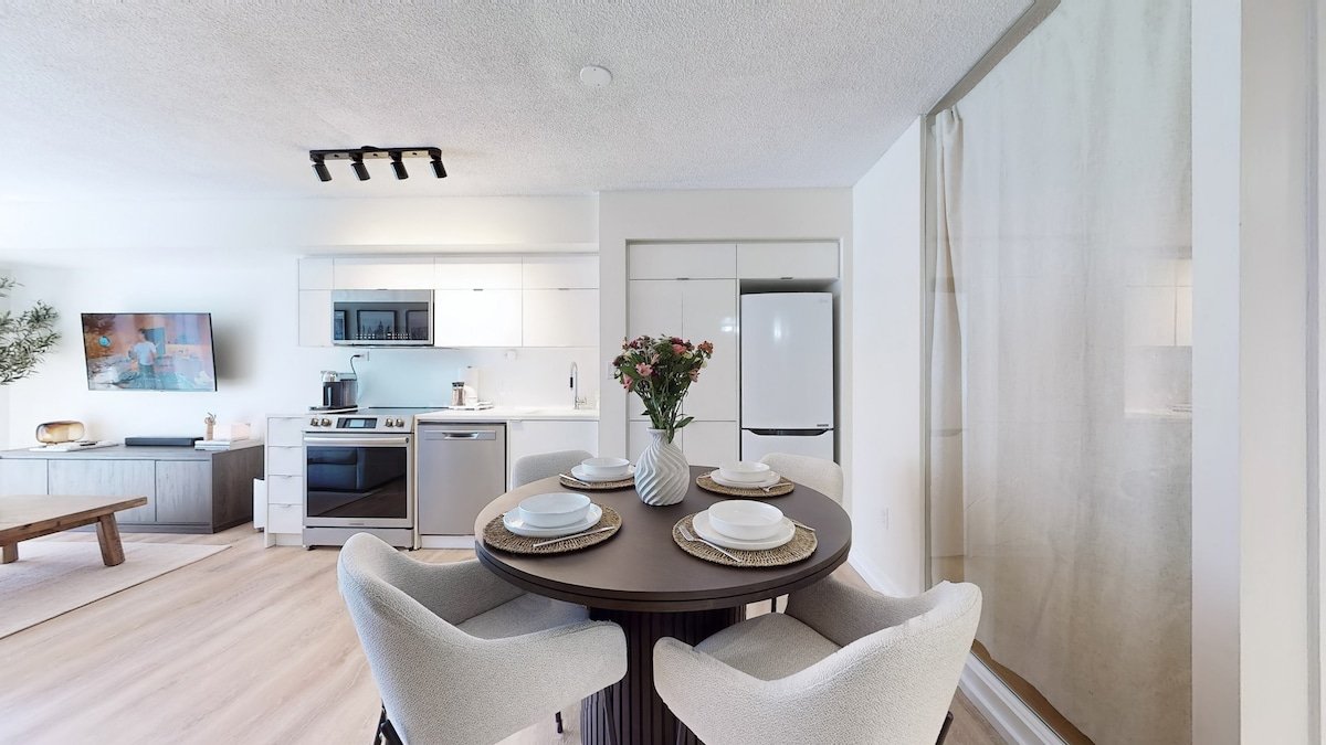 Stylish 2BR King Bed |TO | Rogers Centre + Parking gallery image 3