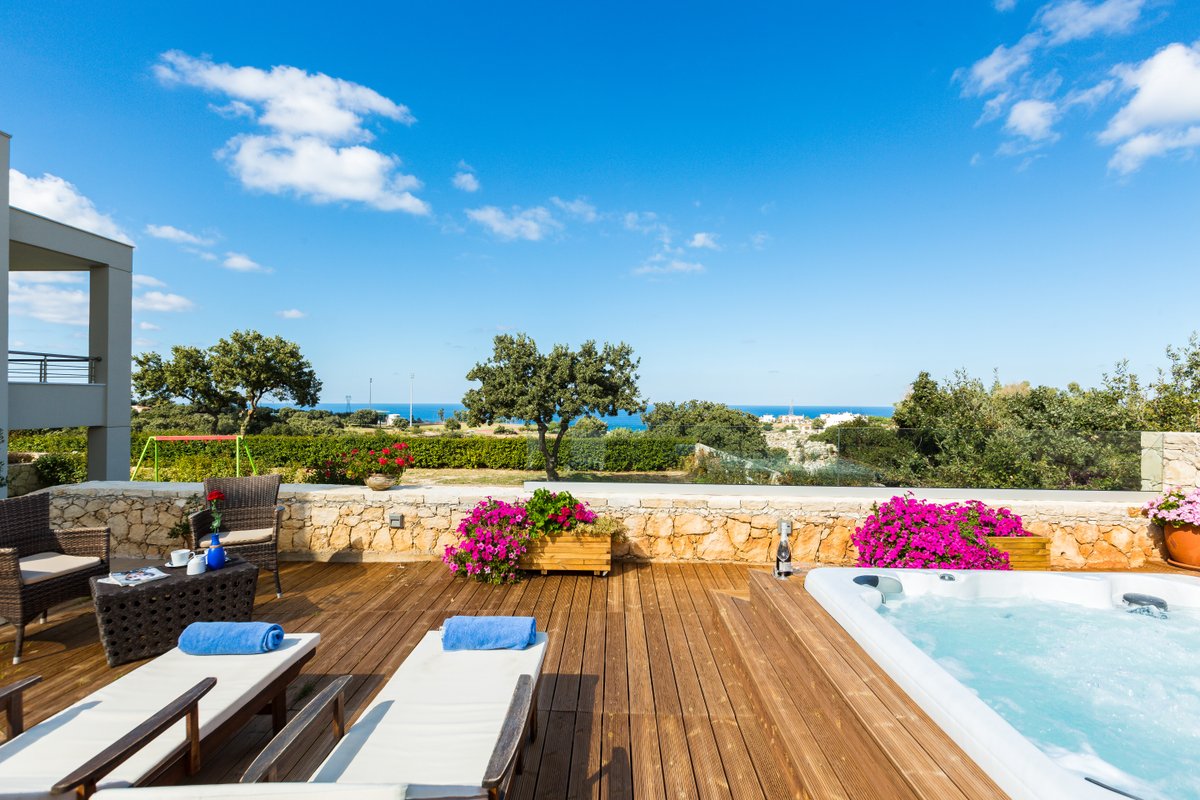 Full Privacy Family Villa Victoria!