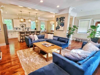 Luxury Retreat-1.5 Miles to Broadway-Sleeps 12+