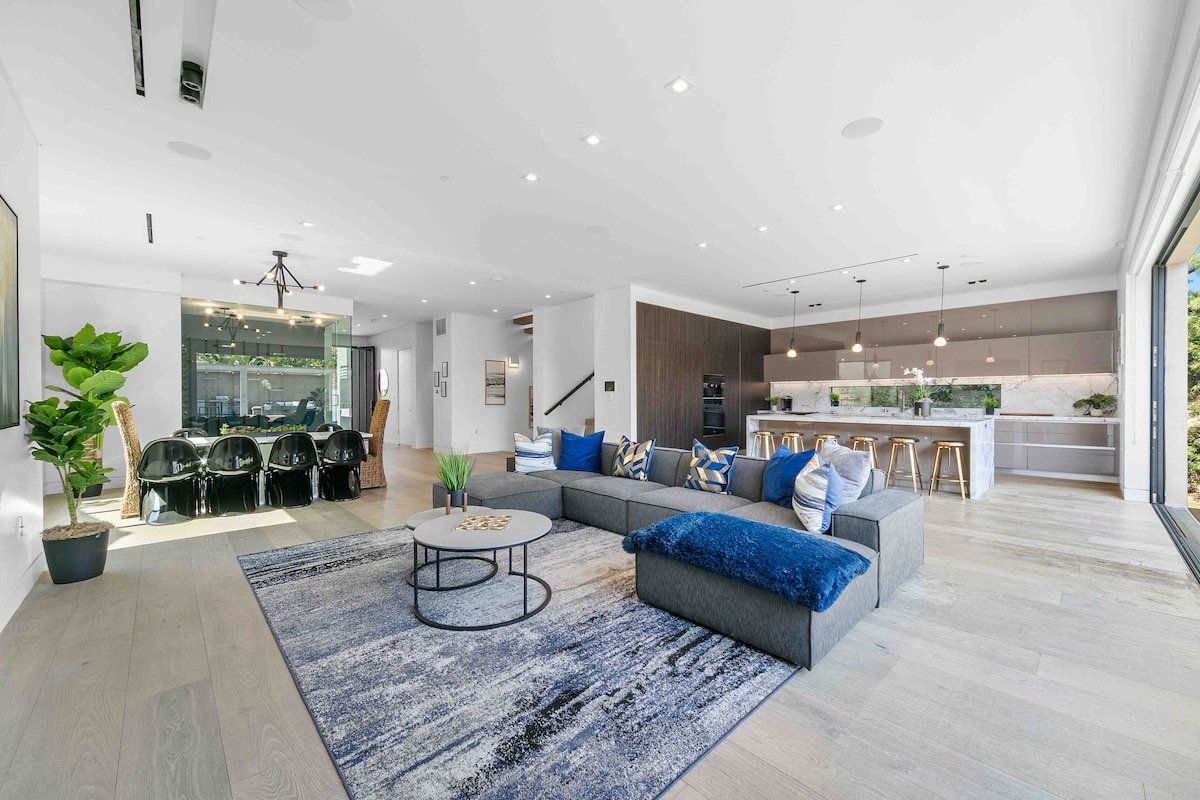 Lavish 4 Story Haven w/ Theater, Rooftop, & Suana gallery image 5